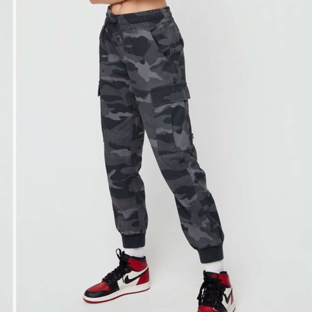Aritzia TNA Camo Joggers
